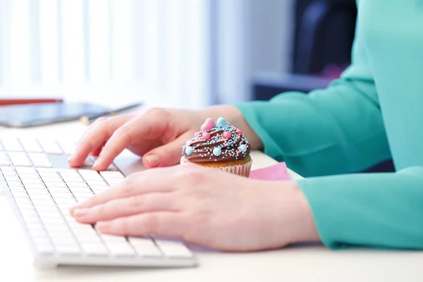 Donna d'affari digitando sulla tastiera del computer . — Foto Stock