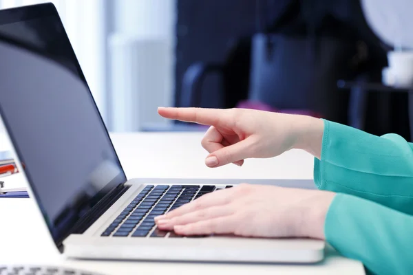 Businesswoman showing something on the screen — Stock Photo, Image