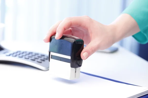 Mali iş kadını damgalama belgesi 