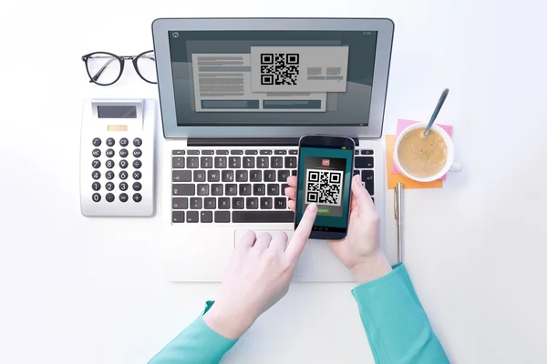 Woman using QR code — Stock Photo, Image