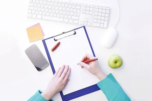 Joven empresaria escribiendo notas —  Fotos de Stock