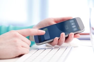 İş kadını cep telefonunu kullanıyor.