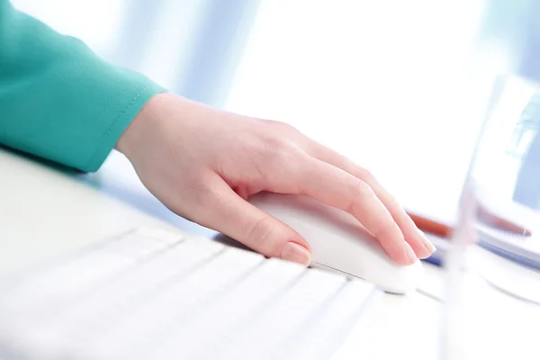 Mão da mulher tocando mouse computador — Fotografia de Stock