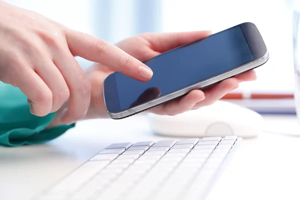 Empresária segurando um telefone celular — Fotografia de Stock