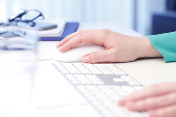 Frau arbeitet online im Büro. — Stockfoto