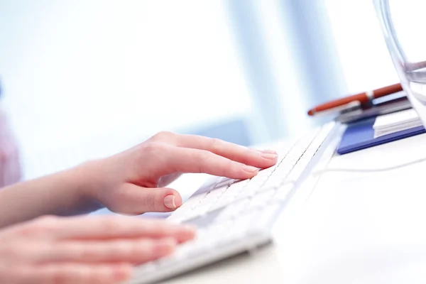 Woman Typing on keyboard — Stock Photo, Image