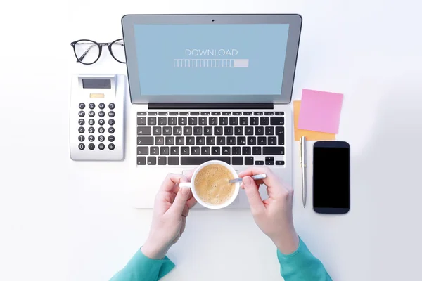 Бізнес-леді п'є каву, сидячи в ноутбуці — стокове фото