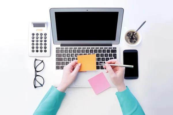 Geschäftsfrau arbeitet am Laptop — Stockfoto