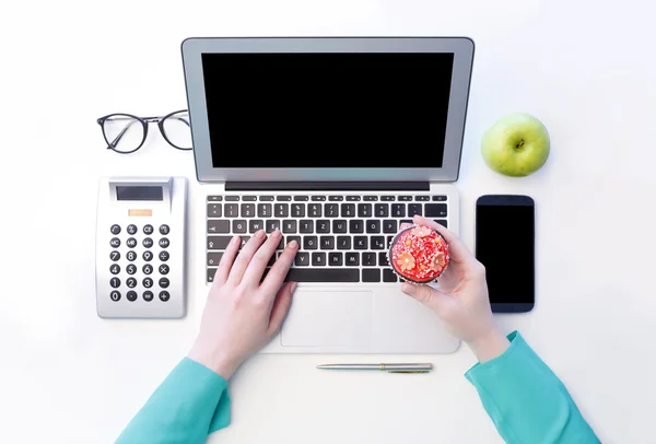 Businesswoman Typing on laptop's keyboard — Stock Photo, Image
