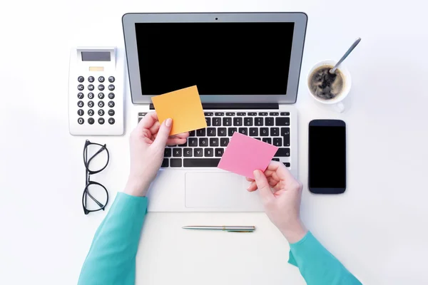 Businesswoman Working on laptop with sticky notes — Stock Photo, Image