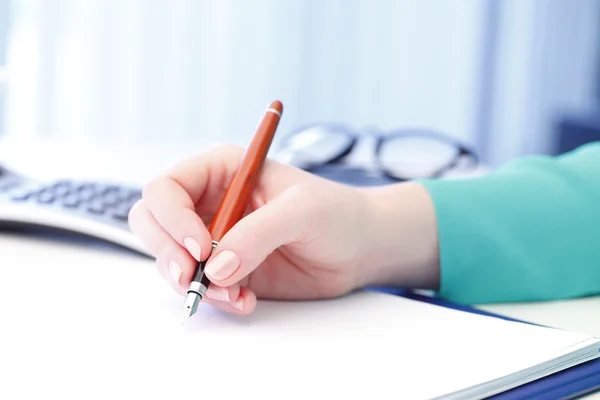 Businesswoman sign the contract — Stock Photo, Image