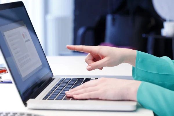 Woman using laptop and shopping online — Stock Photo, Image