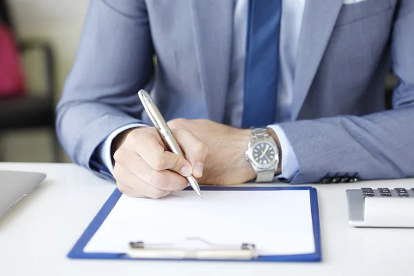 İşadamı iş toplantısında sözleşme imzalama 