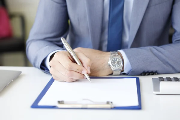 Empresário que assina o contrato em reunião de negócios — Fotografia de Stock