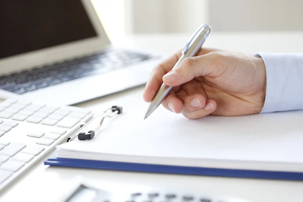 Geschäftsmann füllt Formular am Arbeitsplatz aus — Stockfoto