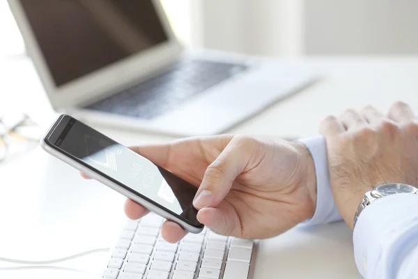 Uomo d'affari che controlla il suo cellulare — Foto Stock