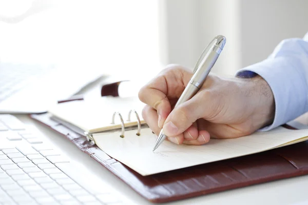 Hombre de negocios escribiendo a su diario — Foto de Stock