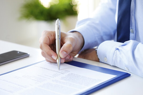 Businessman signing the contract 