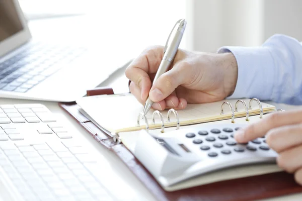 Biznesmen finansowy za pomocą kalkulatora — Zdjęcie stockowe