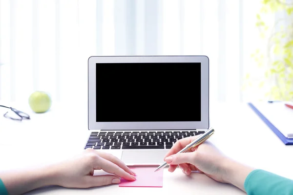 Businesswoman's hand writing on sticky notes — Stock Photo, Image