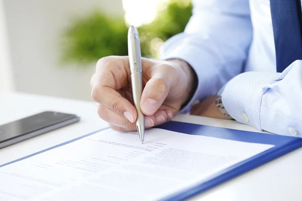 Businessman signing the contract. — Stock Photo, Image