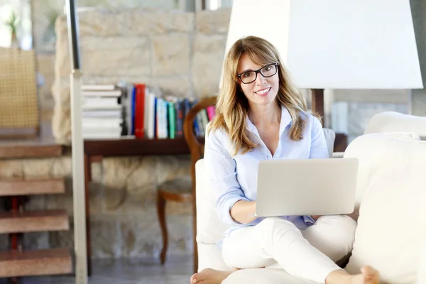 Businesswoman working at home — Stock Photo, Image