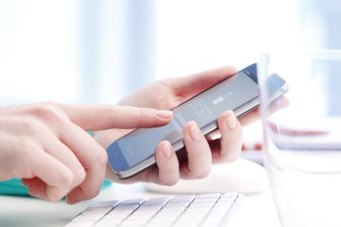 Hareket eden telefon ile bankacılık kadın 