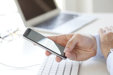 Cep telefonunuzun ve online bankacılık iş adamı