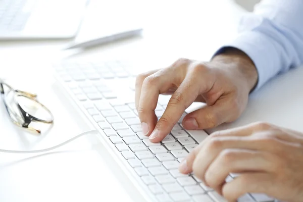 Händerna arbetar på en dator tangentbord. — Stockfoto