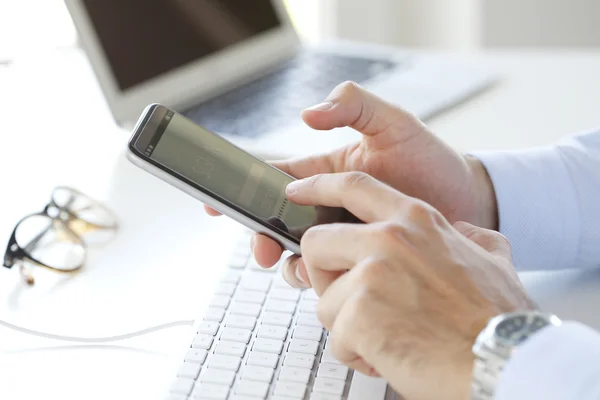 Empresário que utiliza a banca online no telemóvel — Fotografia de Stock