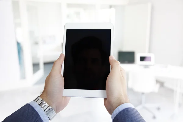 Empresario sosteniendo una tableta digital de pantalla en blanco —  Fotos de Stock