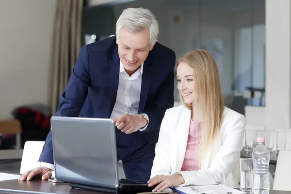 Financiële assistent en manager werken samen — Stockfoto