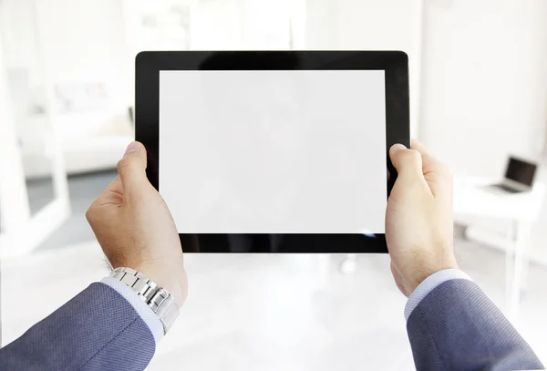 Empresário segurando um tablet digital — Fotografia de Stock