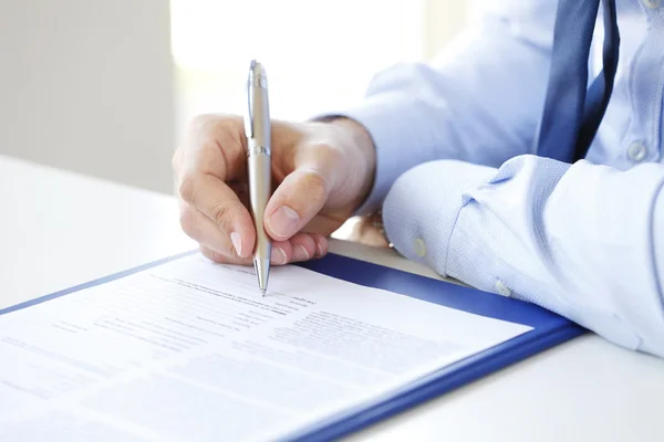 İş adamı kontratı imzalıyor.