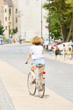 genç kadın şehirde bisiklet sürme