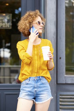 Meşgul kadın arama yapma