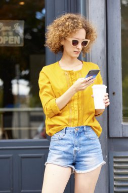 Kadın manifatura mesaj ile cep telefonunu