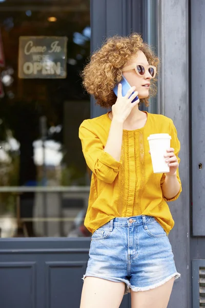 Mujer haciendo una llamada en su teléfono celular . — Foto de Stock