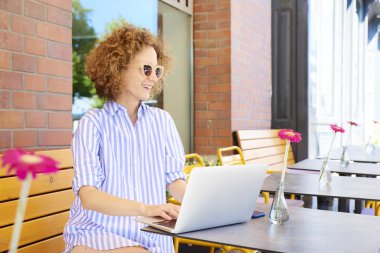 İşkadını online çalışma dizüstü bilgisayar ile