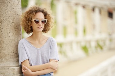 Kadın güneşli bir günde rahatlatıcı