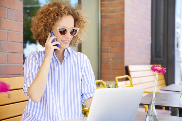 Giovane donna che lavora con il computer — Foto Stock