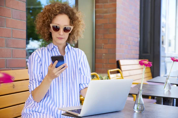 Donna d'affari che legge un messaggio sul cellulare — Foto Stock