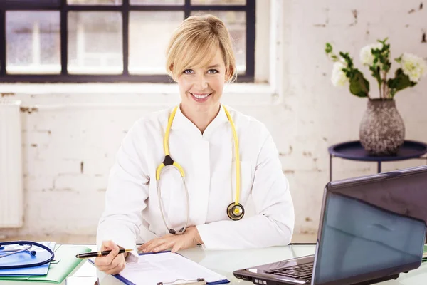 Porträtt Bild Leende Kvinnlig Läkare Sitter Vid Skrivbordet Bakom Sin — Stockfoto