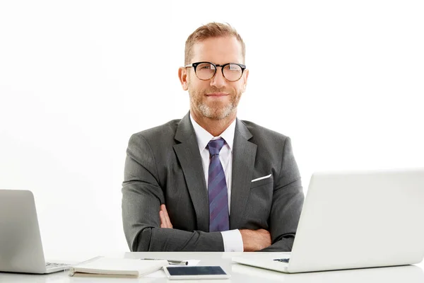 Studioporträt Eines Geschäftsmannes Mittleren Alters Der Mit Verschränkten Armen Schreibtisch — Stockfoto