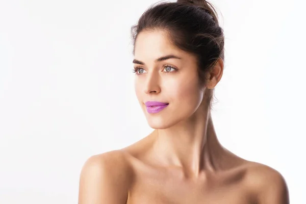 Foto Estudio Hermosa Mujer Con Lápiz Labial Púrpura Mientras Está — Foto de Stock