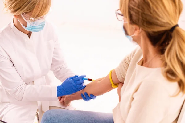 Tiro Enfermeira Colher Amostra Sangue Paciente Enquanto Estava Sentada Chão — Fotografia de Stock