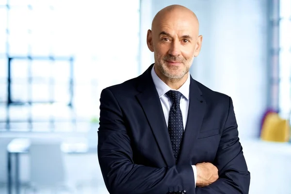 Portrait Confident Businessman Wearing Suit Tie While Standing Arms Crossed — Stock Photo, Image