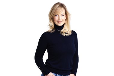 Ayrılmış beyaz arka planda dikilirken balıkçı yaka kazak giyen çekici sarı saçlı kadının stüdyo portresi.. 