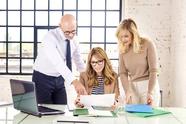 Grupp Affärsmän Som Arbetar Tillsammans Kontoret Senior Affärsman Och Medelålders — Stockfoto