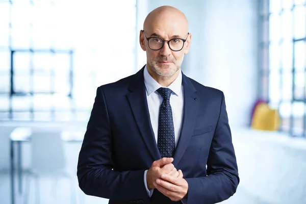 Porträtt Bild Verkställande Affärsman Bär Glasögon Och Kostym När Står — Stockfoto